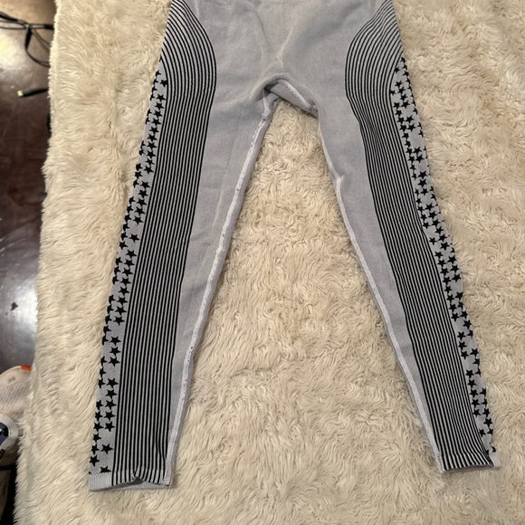 Fabletics Workout set - Picture 2 of 3